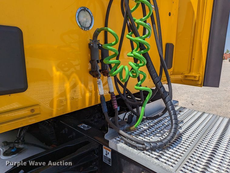 image for item MN9975 2019 Peterbilt 579  semi truck