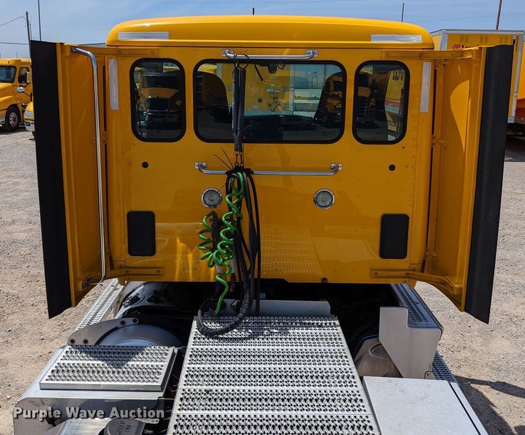 image for item MN9975 2019 Peterbilt 579  semi truck