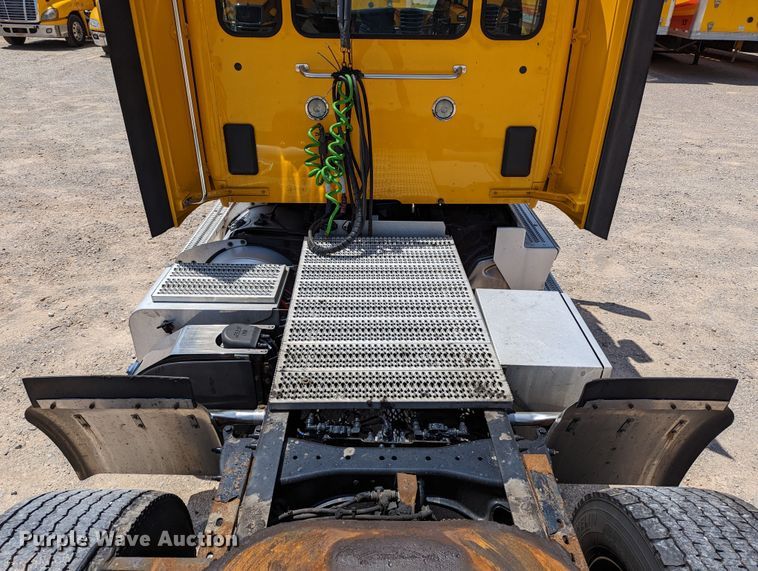 image for item MN9975 2019 Peterbilt 579  semi truck