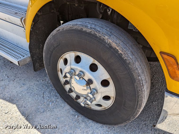 image for item MN9975 2019 Peterbilt 579  semi truck