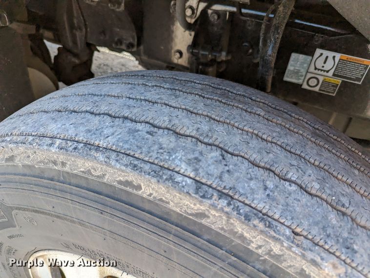 image for item MN9975 2019 Peterbilt 579  semi truck