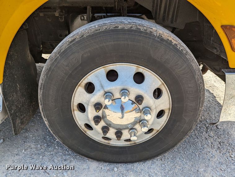 image for item MN9975 2019 Peterbilt 579  semi truck