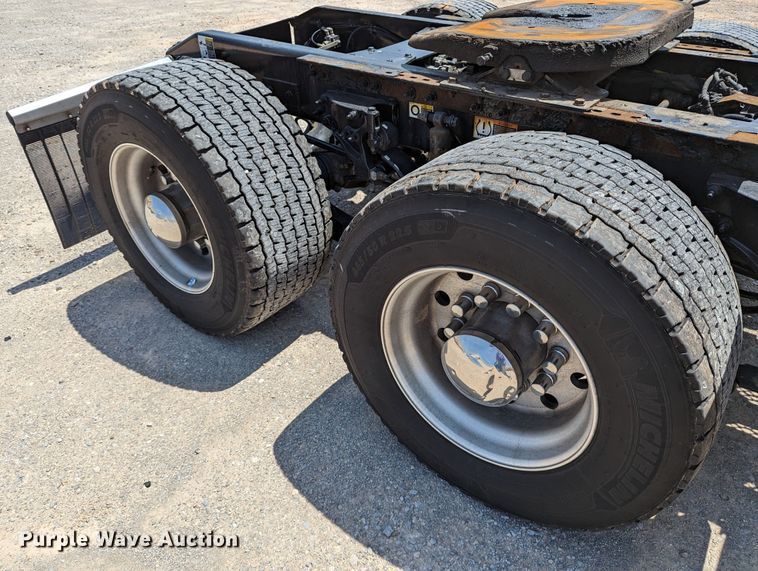 image for item MN9975 2019 Peterbilt 579  semi truck