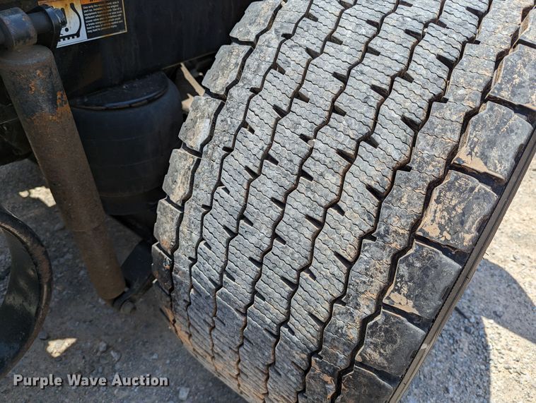 image for item MN9975 2019 Peterbilt 579  semi truck