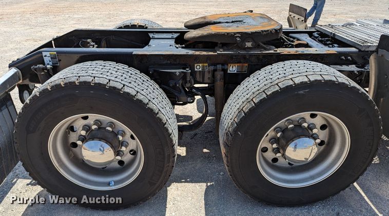 image for item MN9975 2019 Peterbilt 579  semi truck