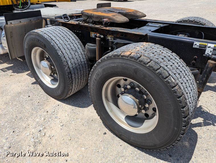 image for item MN9975 2019 Peterbilt 579  semi truck