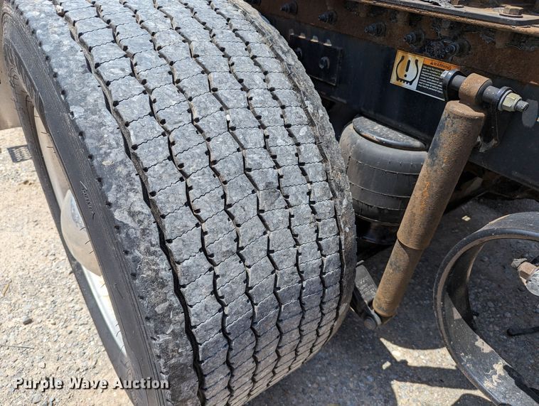 image for item MN9975 2019 Peterbilt 579  semi truck