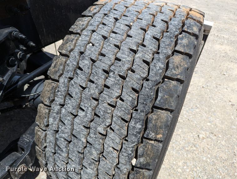 image for item MN9975 2019 Peterbilt 579  semi truck