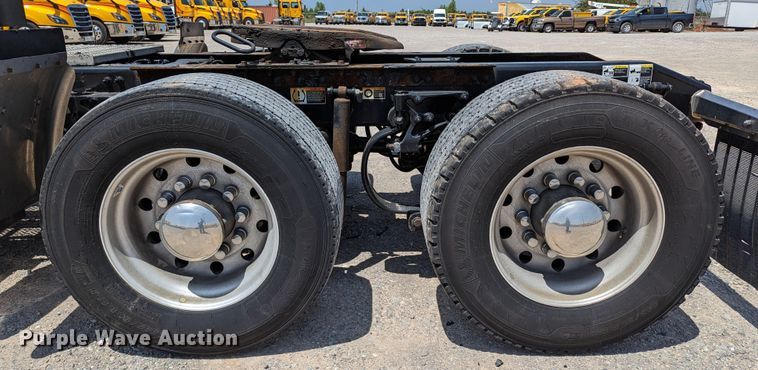 image for item MN9975 2019 Peterbilt 579  semi truck