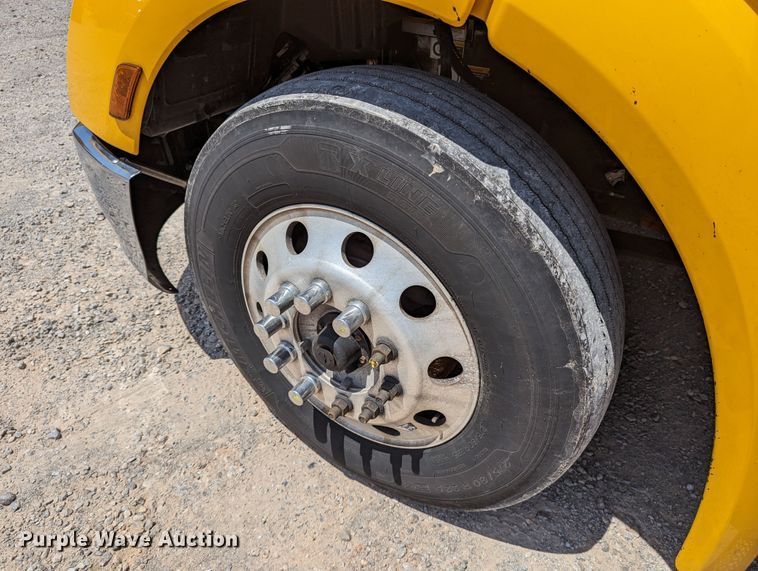 image for item MN9975 2019 Peterbilt 579  semi truck