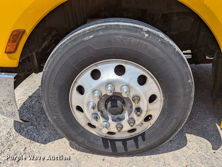 image for item MN9975 2019 Peterbilt 579  semi truck