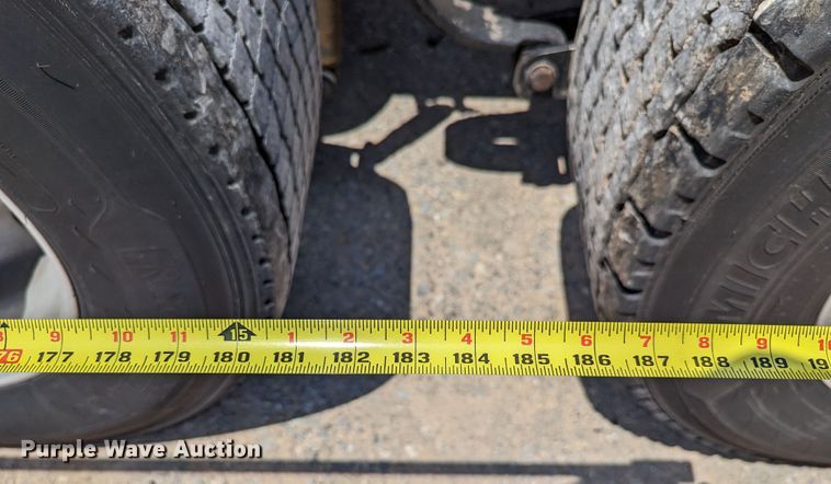 image for item MN9975 2019 Peterbilt 579  semi truck