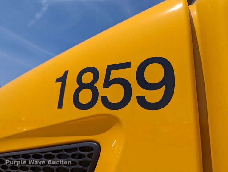 image for item MN9975 2019 Peterbilt 579  semi truck