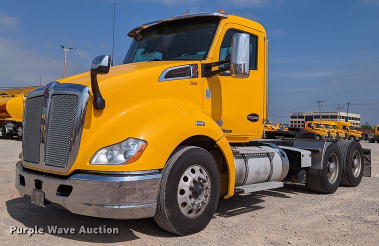 image for item MN9976 2019 Kenworth T680  semi truck