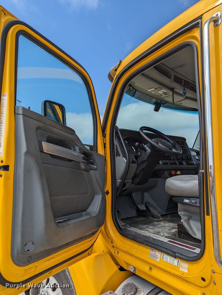 image for item MN9976 2019 Kenworth T680  semi truck
