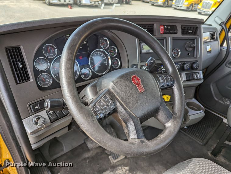 image for item MN9976 2019 Kenworth T680  semi truck