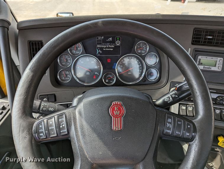 image for item MN9976 2019 Kenworth T680  semi truck