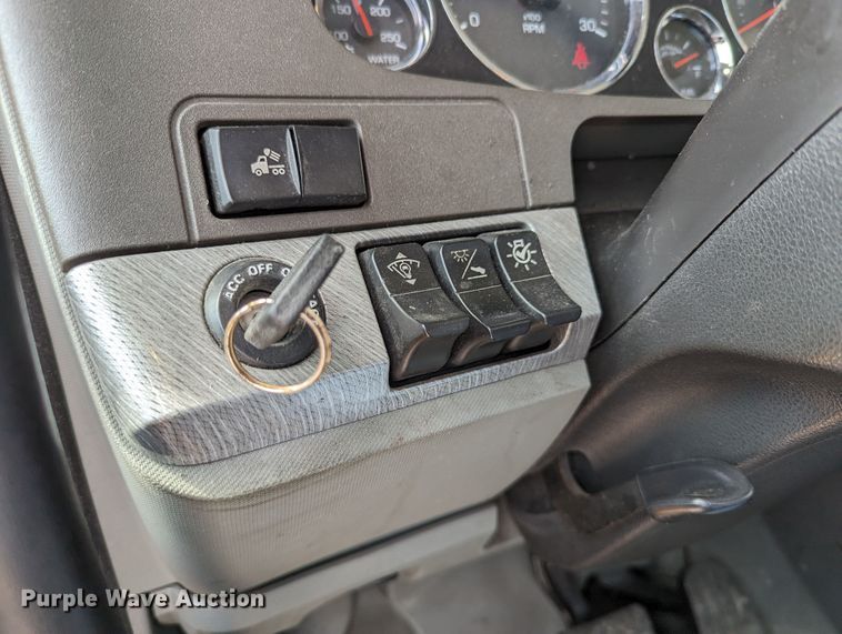 image for item MN9976 2019 Kenworth T680  semi truck