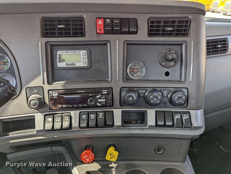 image for item MN9976 2019 Kenworth T680  semi truck