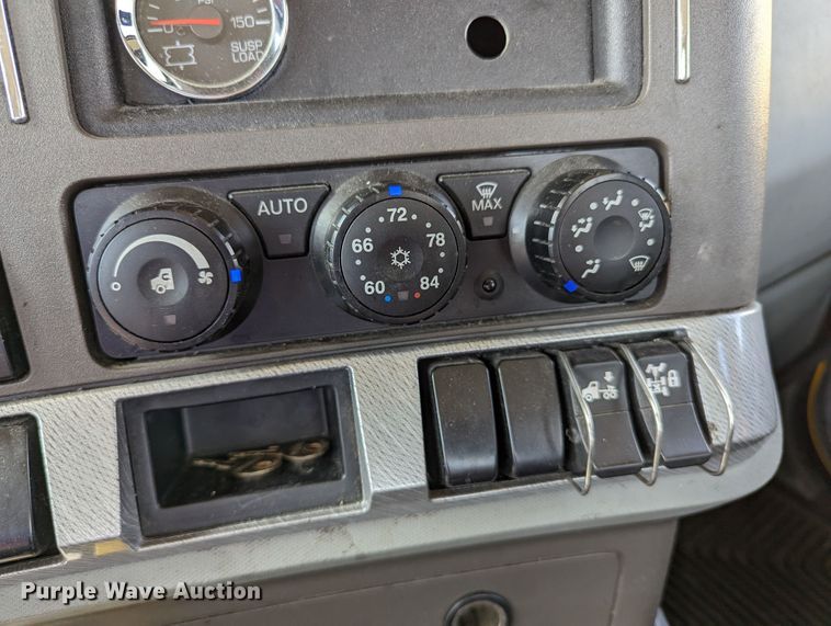 image for item MN9976 2019 Kenworth T680  semi truck