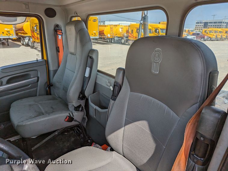 image for item MN9976 2019 Kenworth T680  semi truck