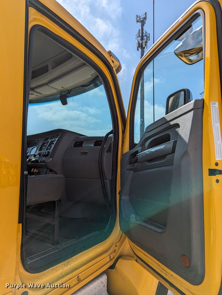 image for item MN9976 2019 Kenworth T680  semi truck