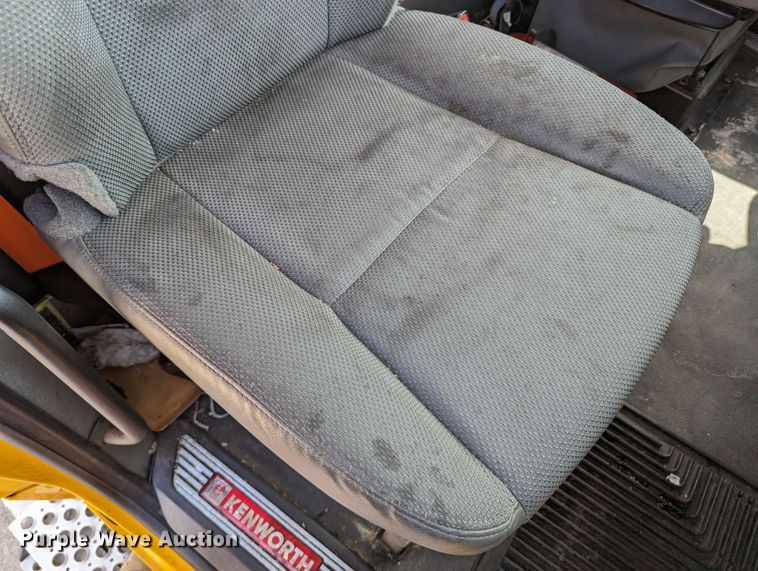 image for item MN9976 2019 Kenworth T680  semi truck