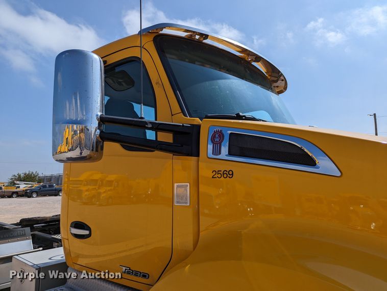 image for item MN9976 2019 Kenworth T680  semi truck
