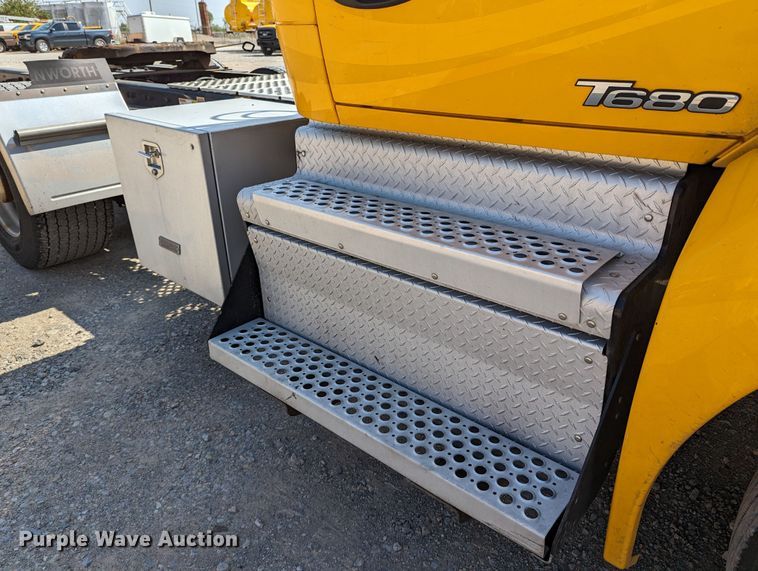 image for item MN9976 2019 Kenworth T680  semi truck