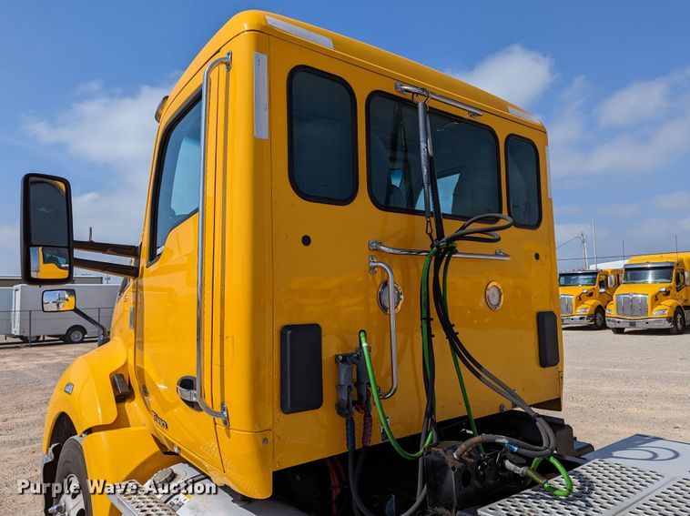 image for item MN9976 2019 Kenworth T680  semi truck