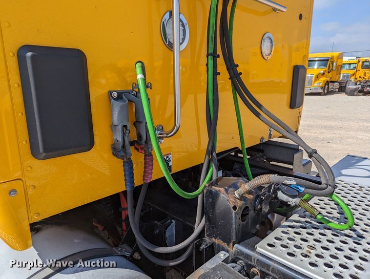 image for item MN9976 2019 Kenworth T680  semi truck