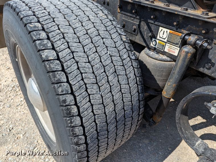 image for item MN9976 2019 Kenworth T680  semi truck