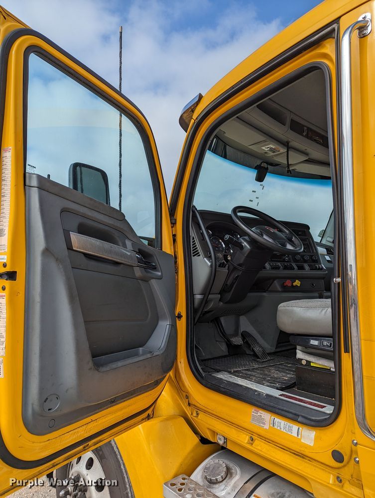 image for item MN9977 2019 Kenworth T680  semi truck