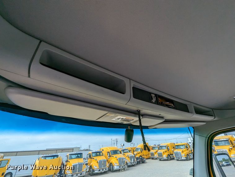 image for item MN9977 2019 Kenworth T680  semi truck