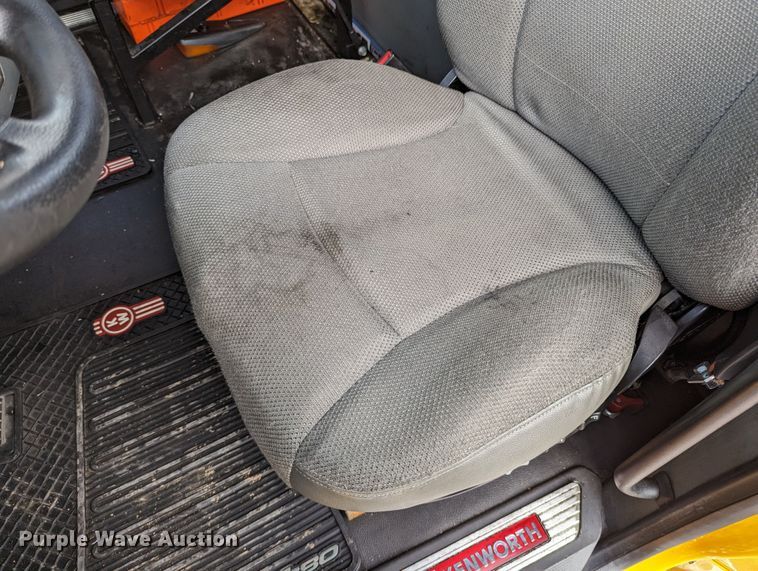 image for item MN9977 2019 Kenworth T680  semi truck