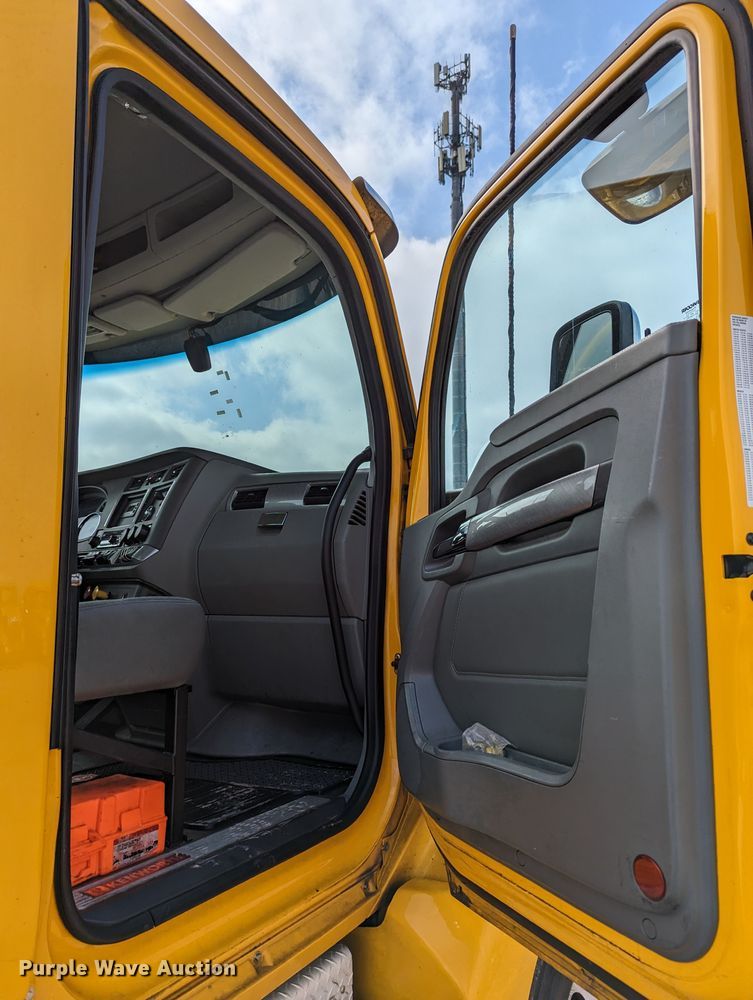 image for item MN9977 2019 Kenworth T680  semi truck