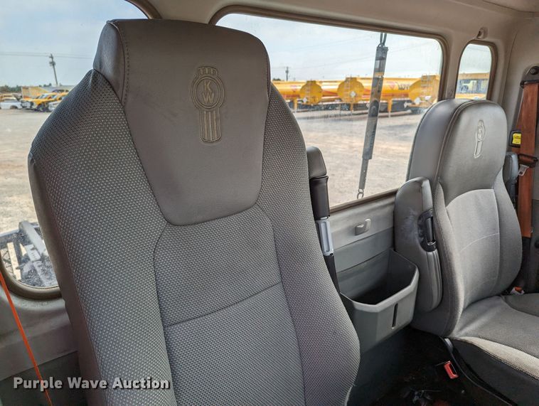 image for item MN9977 2019 Kenworth T680  semi truck