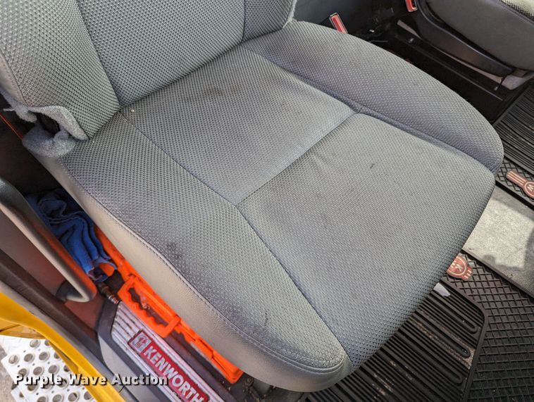 image for item MN9977 2019 Kenworth T680  semi truck