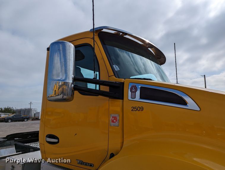 image for item MN9977 2019 Kenworth T680  semi truck