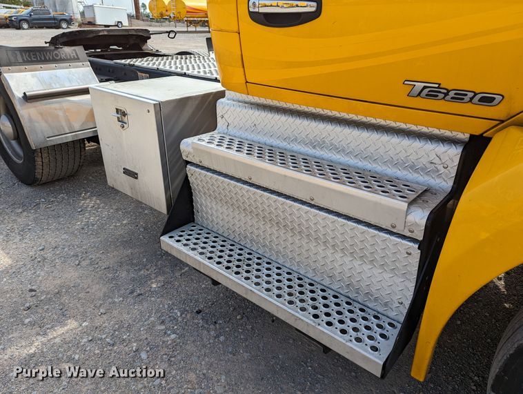 image for item MN9977 2019 Kenworth T680  semi truck