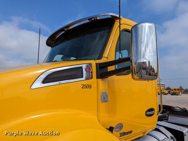 image for item MN9977 2019 Kenworth T680  semi truck