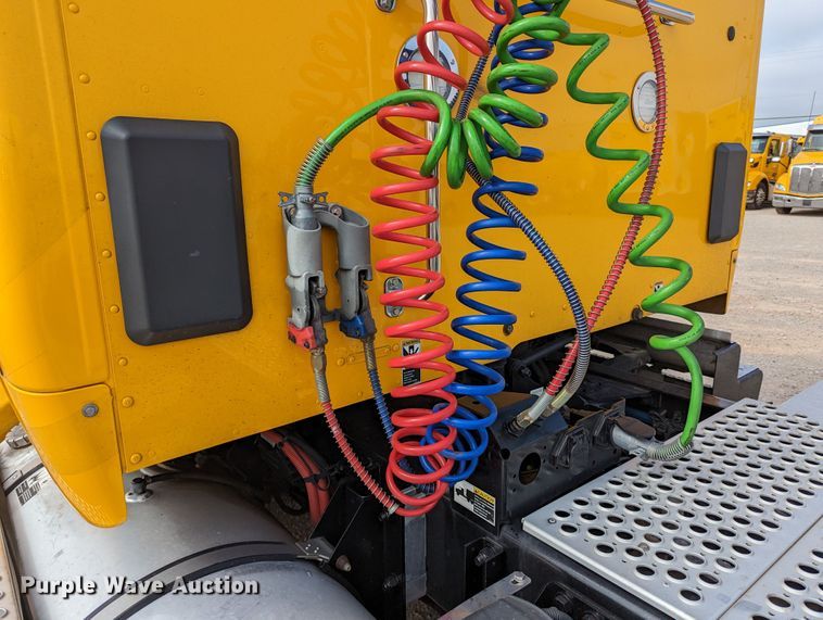 image for item MN9977 2019 Kenworth T680  semi truck