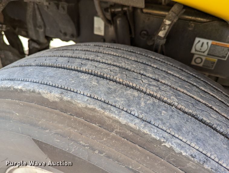 image for item MN9977 2019 Kenworth T680  semi truck