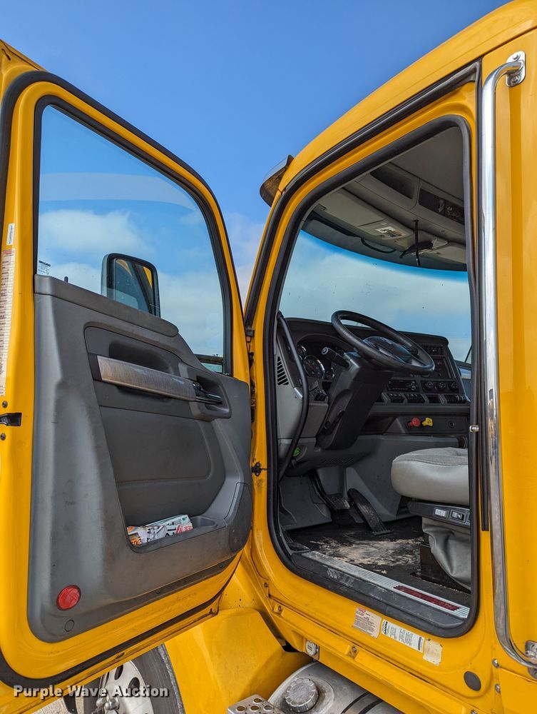 image for item MN9978 2019 Kenworth T680  semi truck