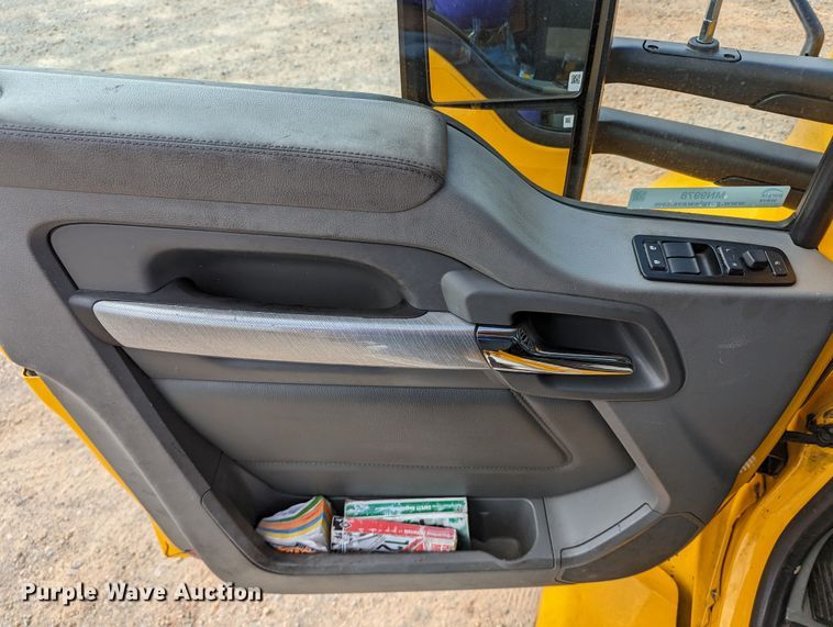 image for item MN9978 2019 Kenworth T680  semi truck