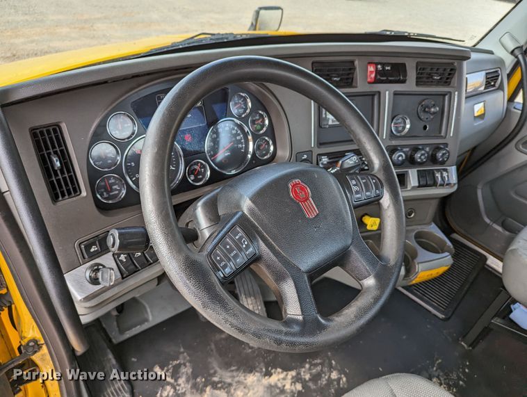 image for item MN9978 2019 Kenworth T680  semi truck