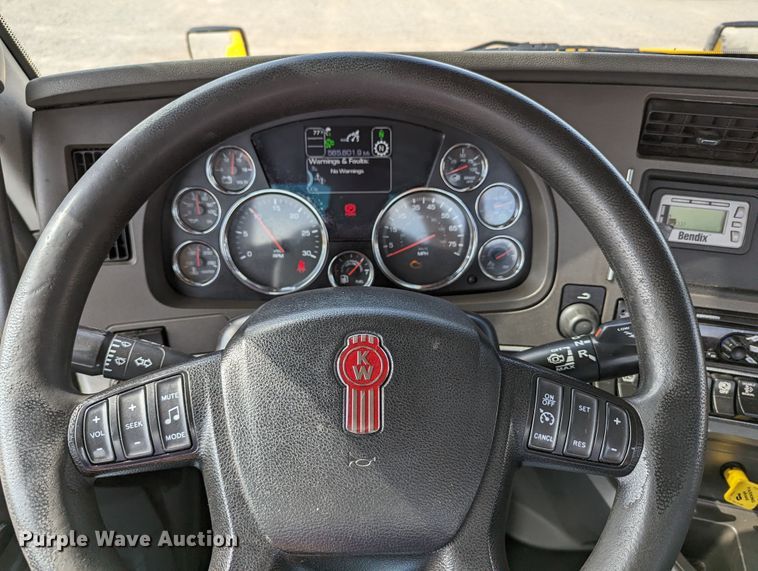 image for item MN9978 2019 Kenworth T680  semi truck