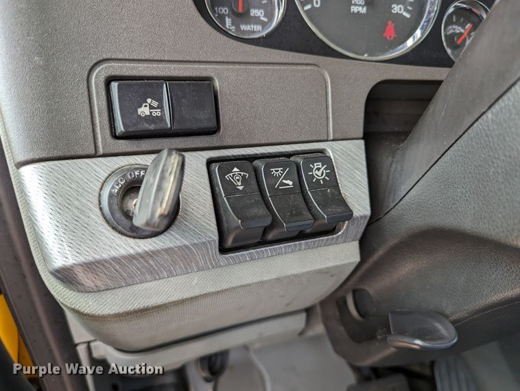 image for item MN9978 2019 Kenworth T680  semi truck