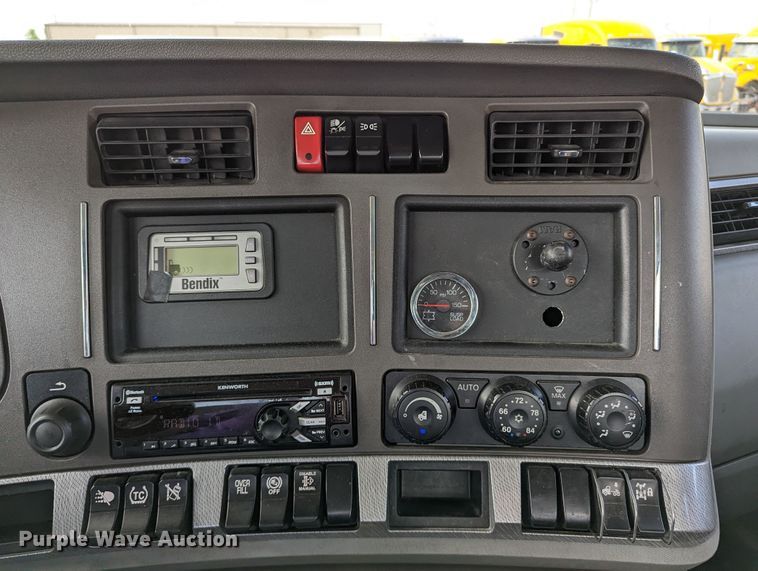 image for item MN9978 2019 Kenworth T680  semi truck