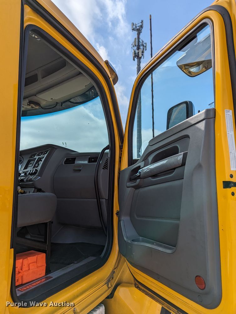 image for item MN9978 2019 Kenworth T680  semi truck